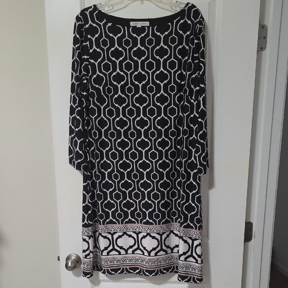Larry Levine Black and White Geometric Long Sleeve Dress